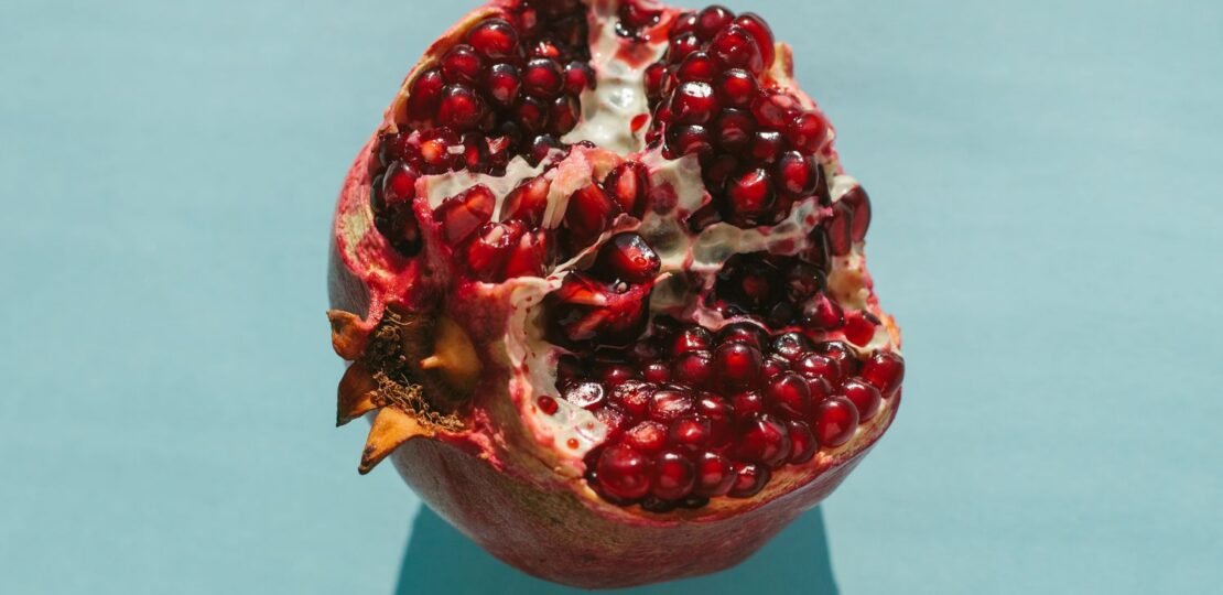 Benefits-of-Pomegranate-Fiber-Polyphenols-Vitamins.jpg